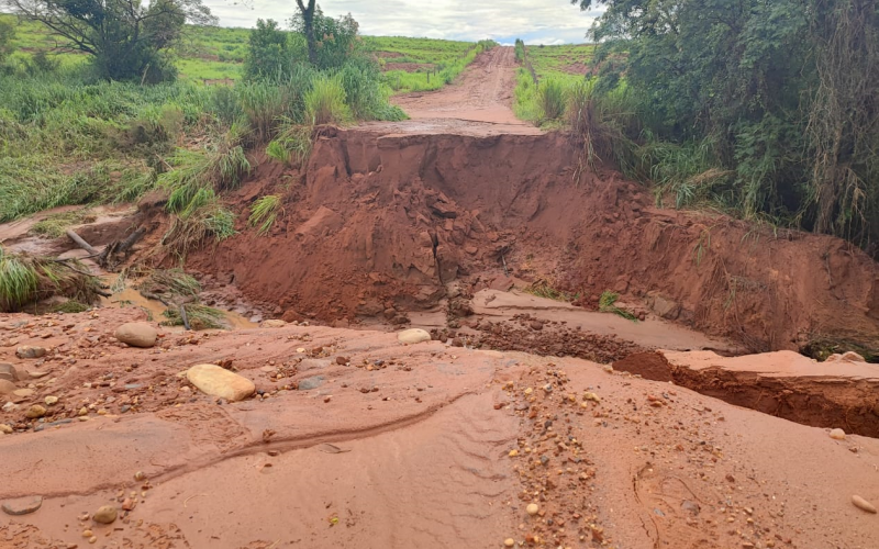 Aviso: Chuvas abre cratera no aterro do Ribeirão Bonito, na estrada que liga Santa Mônica a Comur.